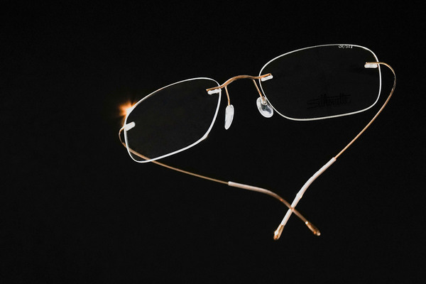 1999年から世界で愛用されるメガネ　シルエットサムネイル